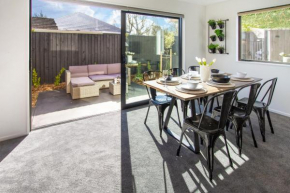 Sunsoaked & Stylish 3 Bed, 1.5 Bath Home w Garage, Christchurch